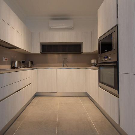 Seafront Luxury Apartment With Pool سليمة المظهر الخارجي الصورة