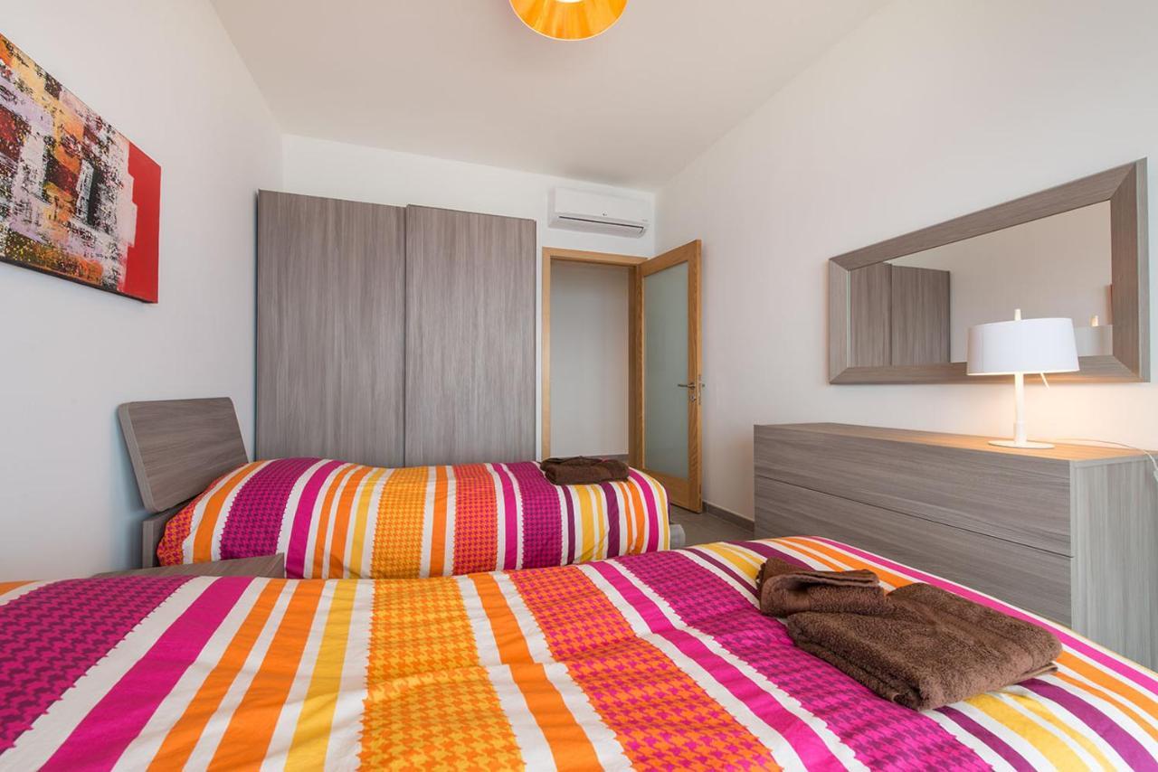 Seafront Luxury Apartment With Pool سليمة المظهر الخارجي الصورة