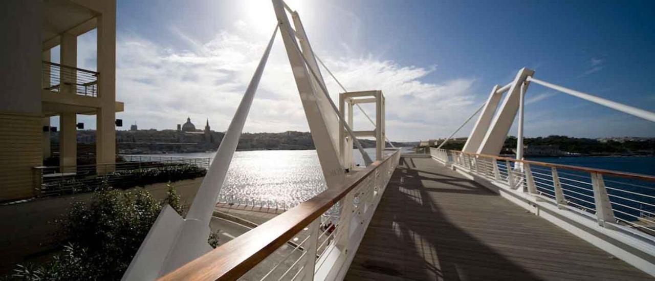 Seafront Luxury Apartment With Pool سليمة المظهر الخارجي الصورة