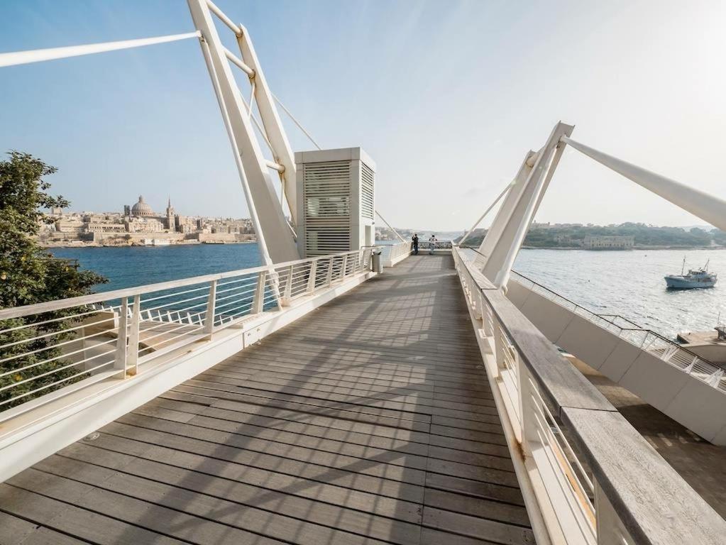 Seafront Luxury Apartment With Pool سليمة المظهر الخارجي الصورة