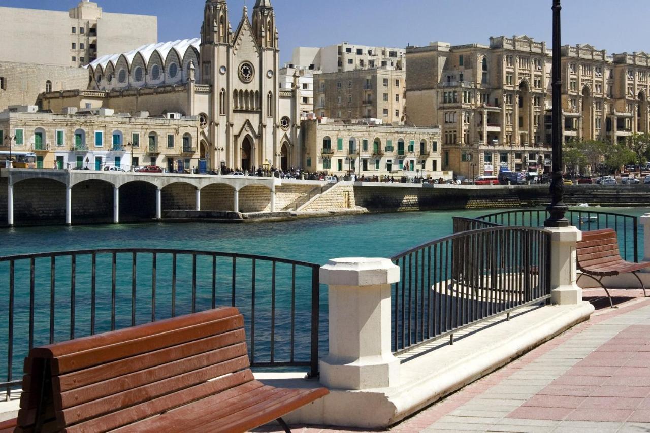 Seafront Luxury Apartment With Pool سليمة المظهر الخارجي الصورة