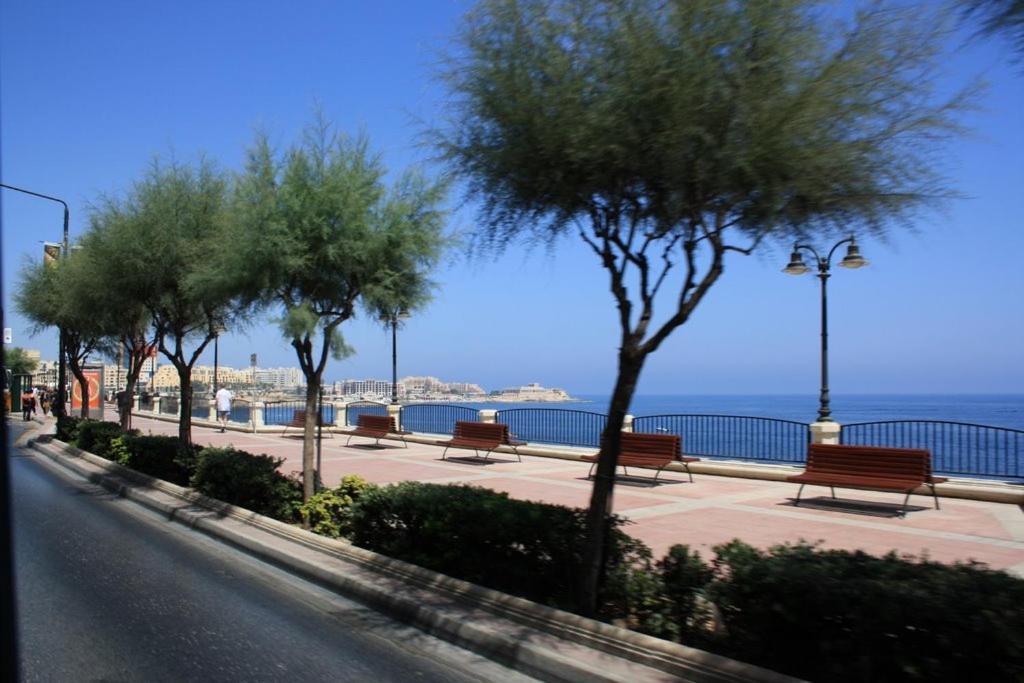 Seafront Luxury Apartment With Pool سليمة المظهر الخارجي الصورة