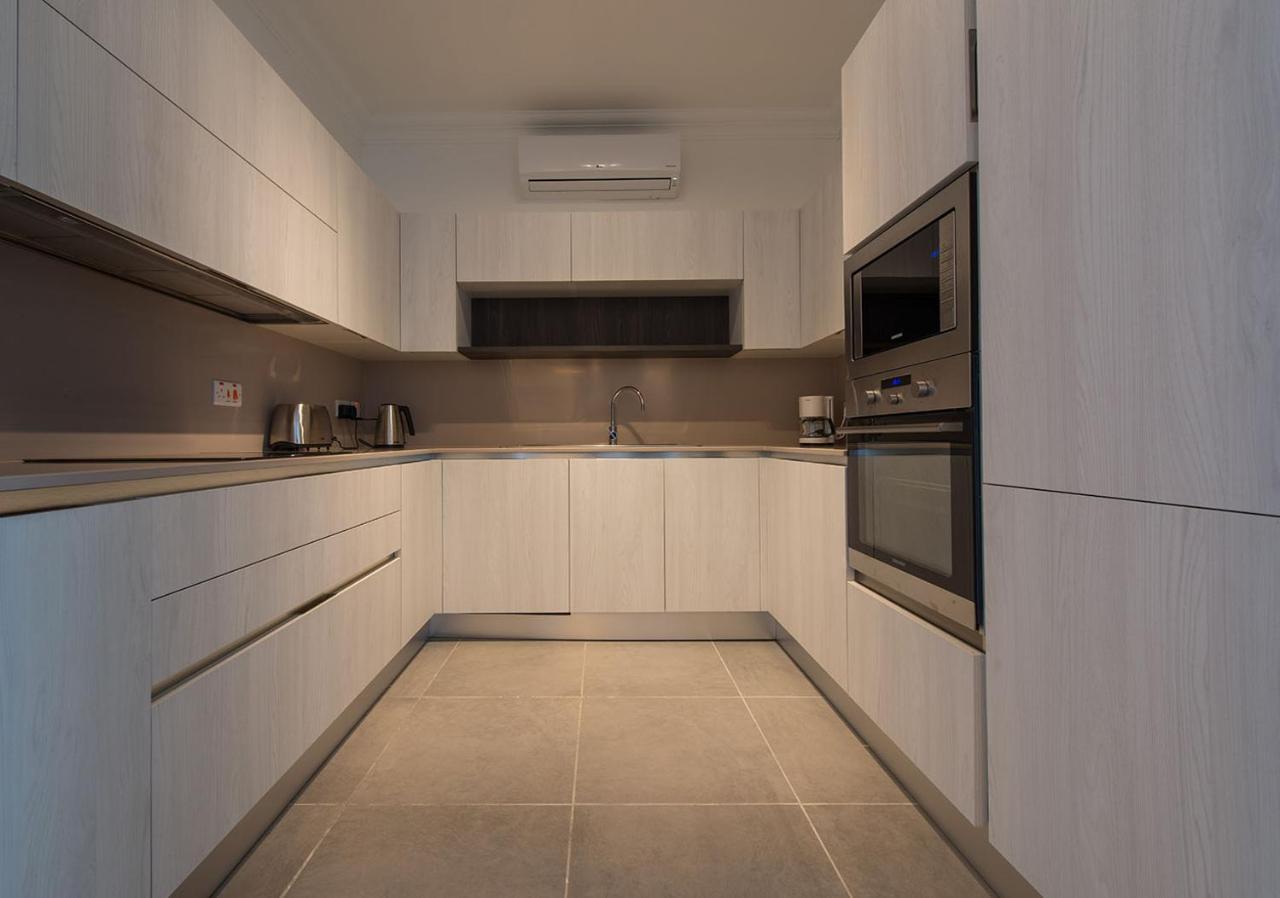 Seafront Luxury Apartment With Pool سليمة المظهر الخارجي الصورة